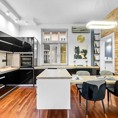 Daire Luxury In Center 2 Balconies 2 Bathrooms Ac Katoviçe